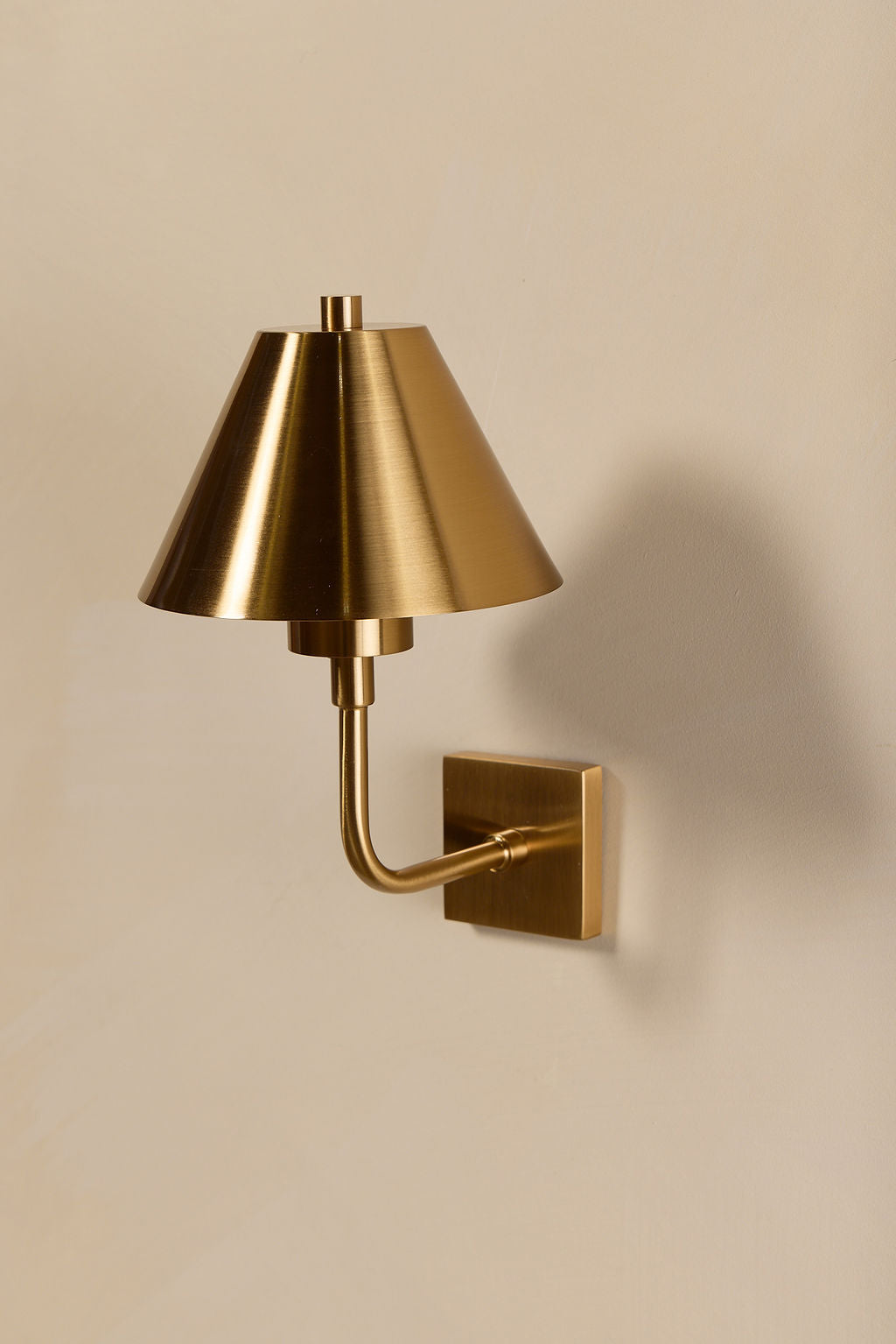 Duruga Rechargeable Wall Light in Brass