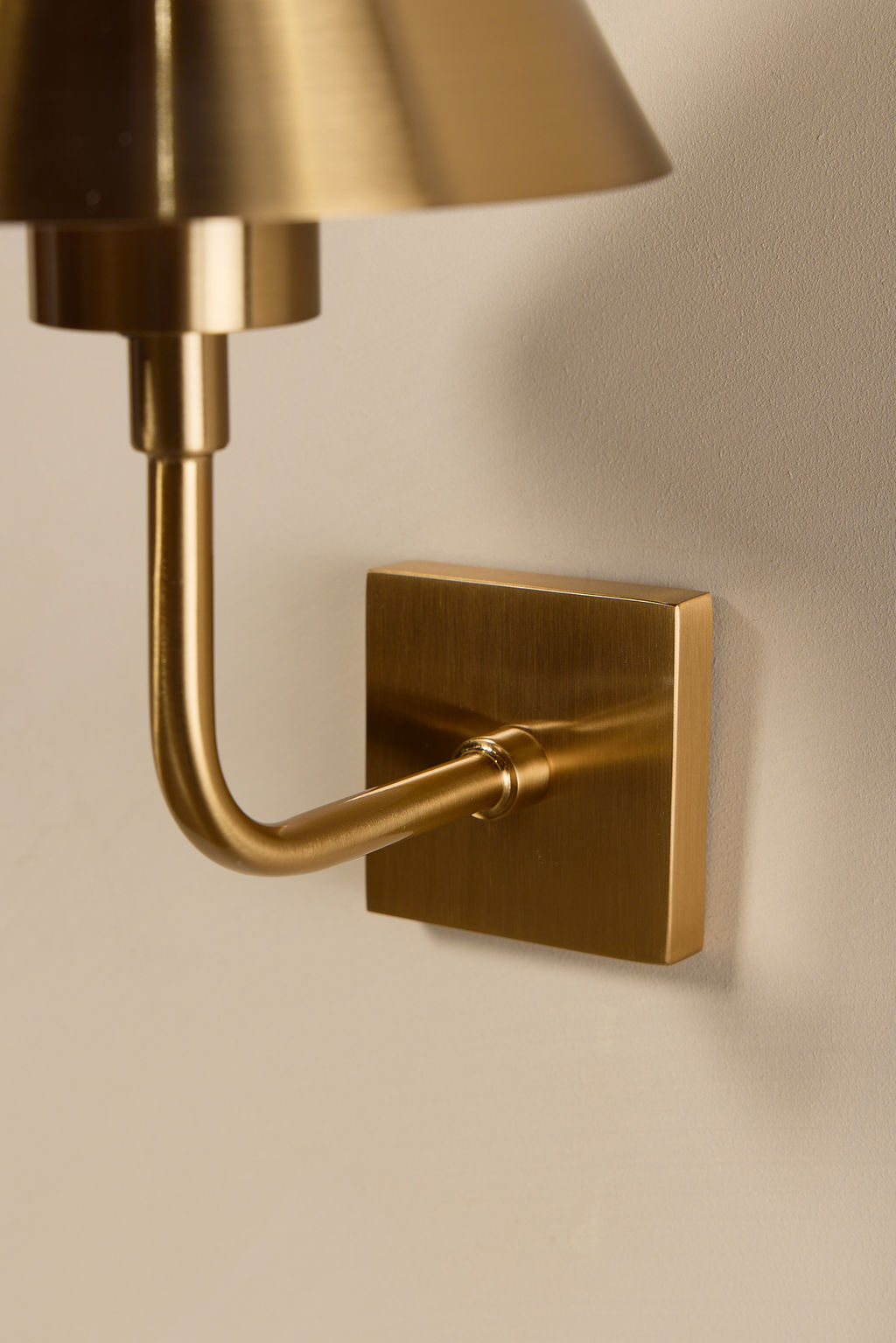 Duruga Rechargeable Wall Light in Brass